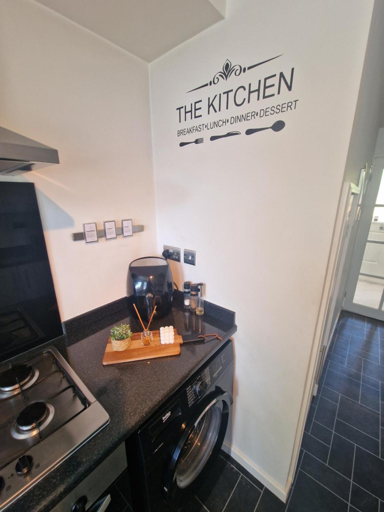 Stylish & Modern 2 Bed House With Free Parking Leeds Apartment Лийдс Екстериор снимка